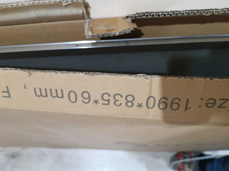 Продавам чисто нов параван за баня с размери: 1990x835x60 mm.