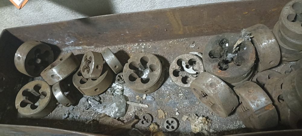 Продам сверла, метчики.