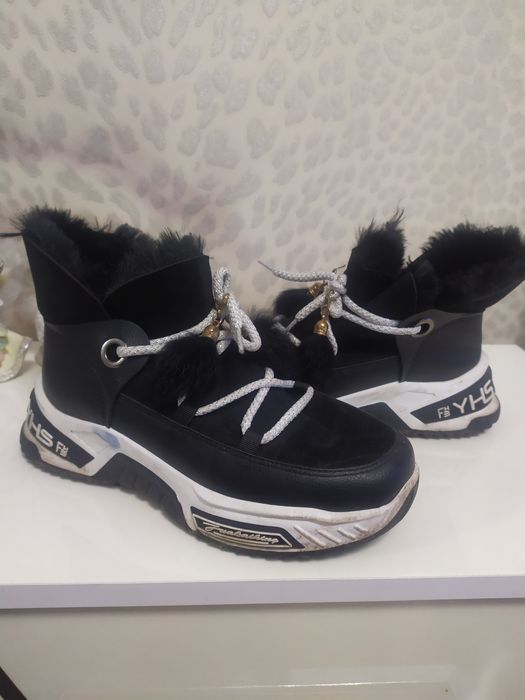 Продам зимние ботинки