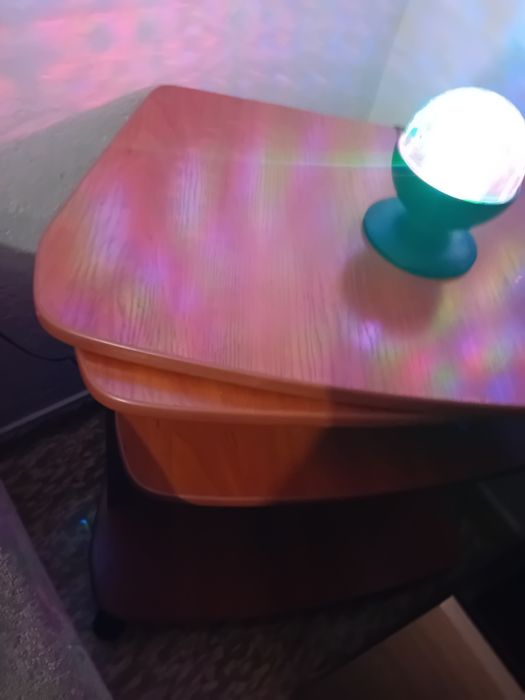 Тв масичка с въртящ плот