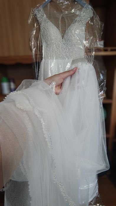 Rochie de mireasă mărimea S, cu voal lung și crinolină