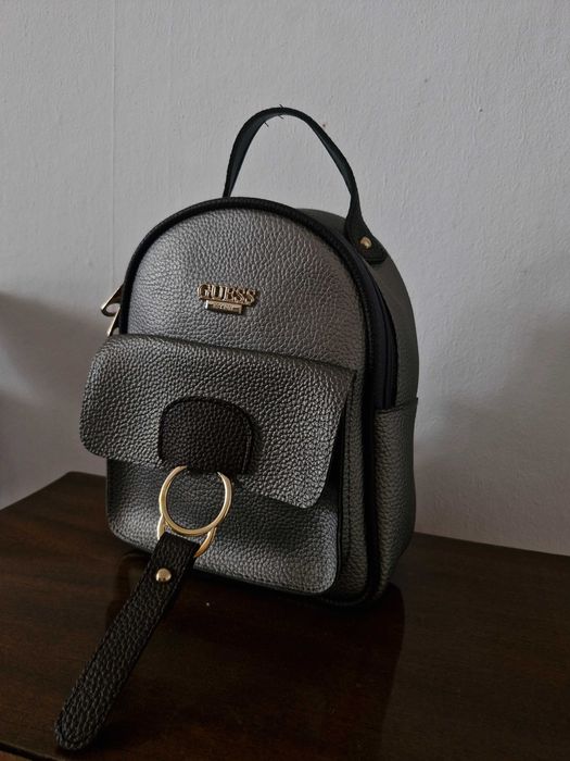 Дамска раница на Guess