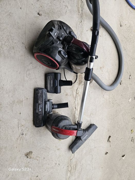 Продаётся пылесос в хорошем состояние работает