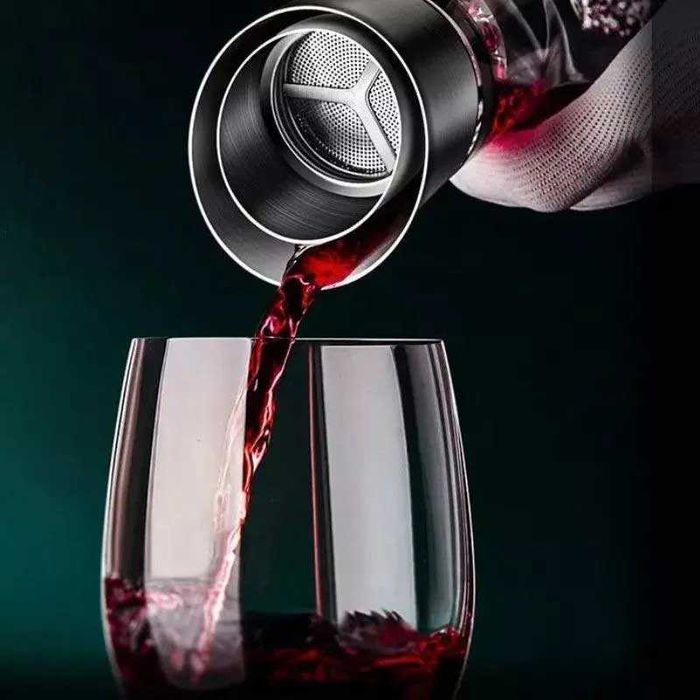 Стъклен декантер за вино с релефно дъно планински връх