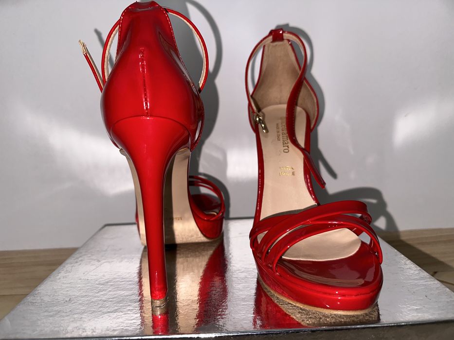 Sandale roșii, lăcuite, din piele, mărimea 38