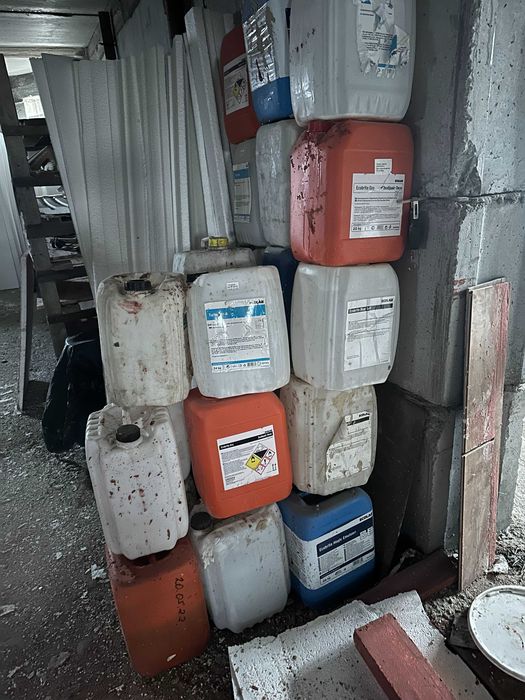 Продам канистры пластиковые 20 л.