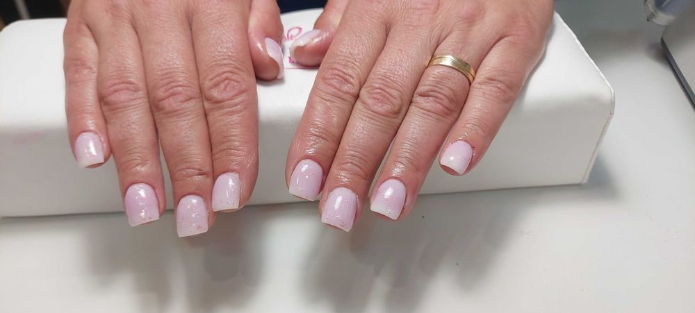 Realizez manichiura la domiciliul clientei