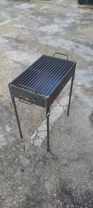 Скара на дървени въглища