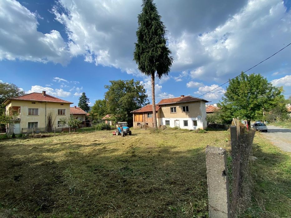 Продавам двуетажна къща