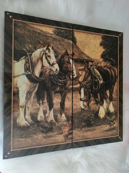 Табла за игра – дървена, с красив дизайн с коне – отлично състояние