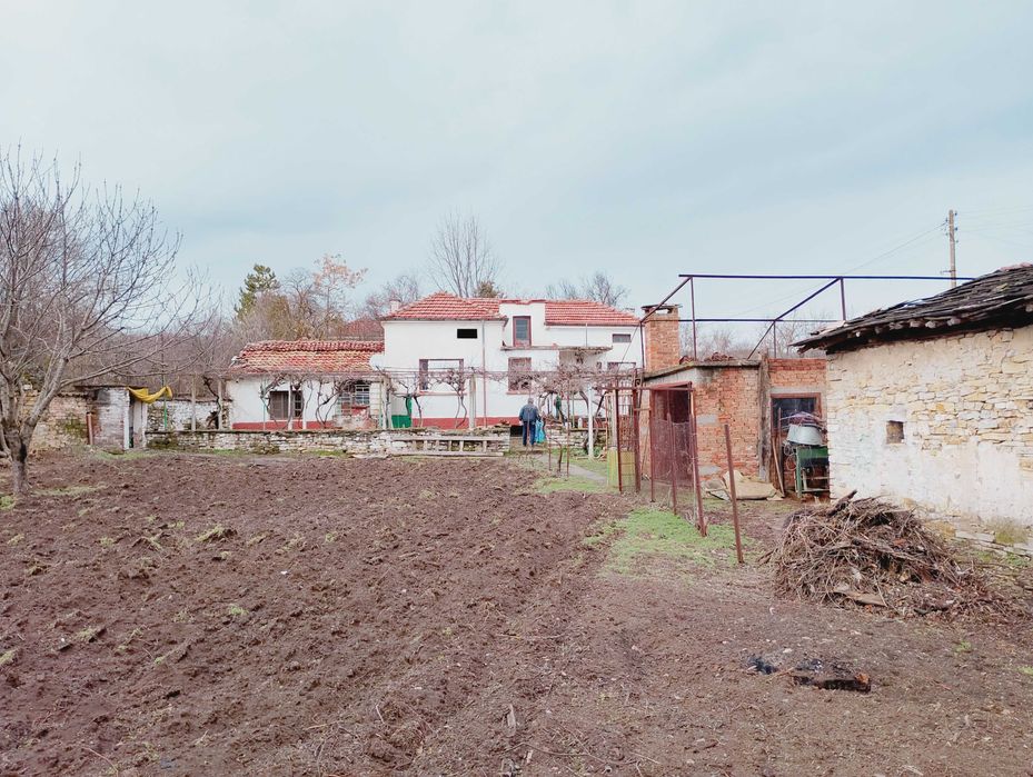 продавам къща в село Изворово общ. Чирпан