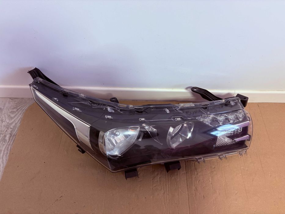 Far dreapta halogen led Toyota Corolla dupa 2013 cod 81110-02E71-00