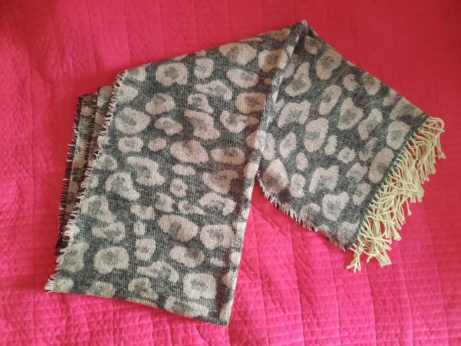Продам два шарфа б/у