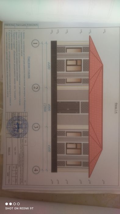 Qurilishi tugallanmagan bogʻcha binosi yoʻl ustida joylashgan