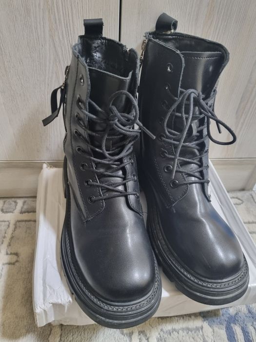 Продаются женские ботинки