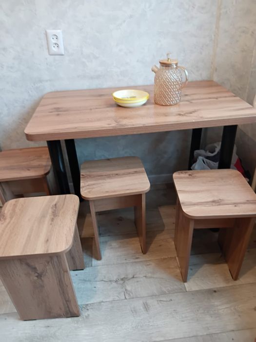 Продается кухонный стол 4 стульями