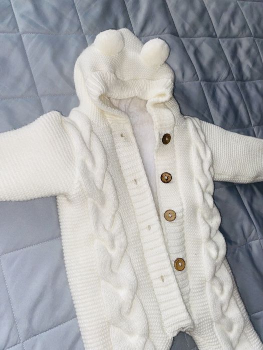 Продам комбинезон с пинетками!!