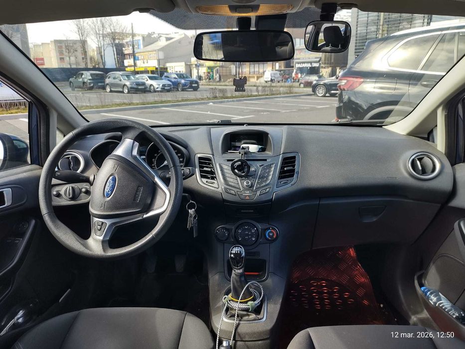 Vand ford Fiesta 2015 / 64,000 km / 5.800 euro .