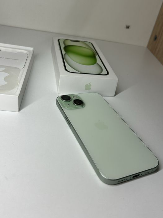 Iphone 15 green.