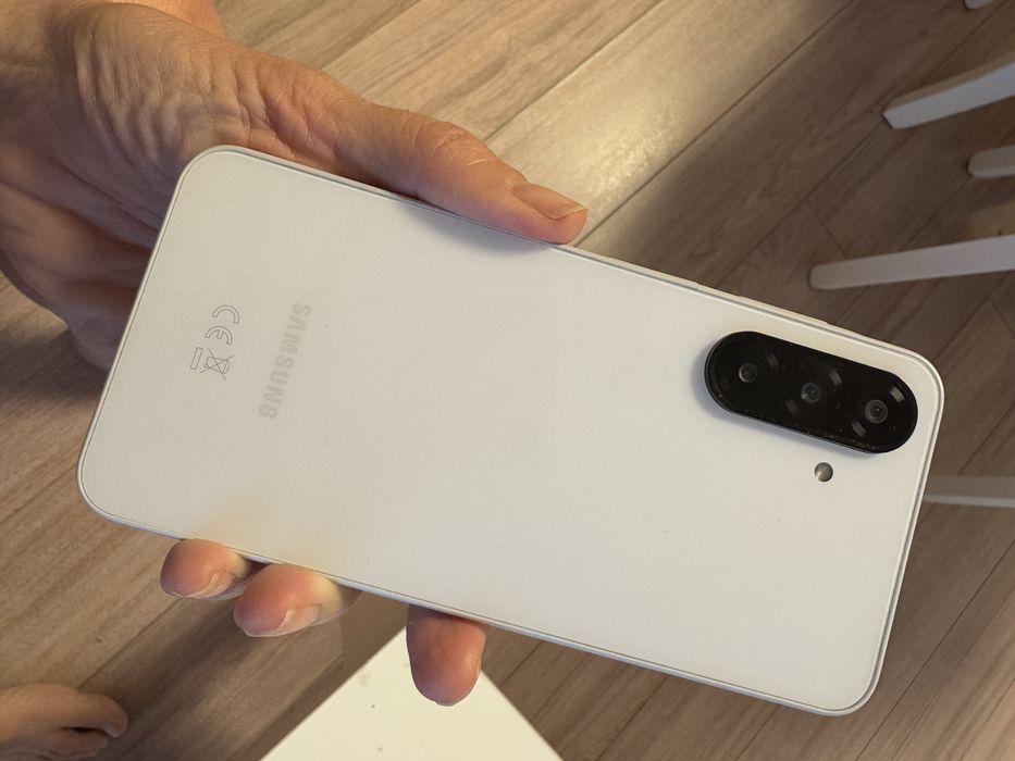 Бял почти нов Телефон Samsung A26