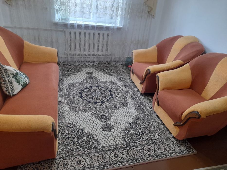 Диван с двумя креслами