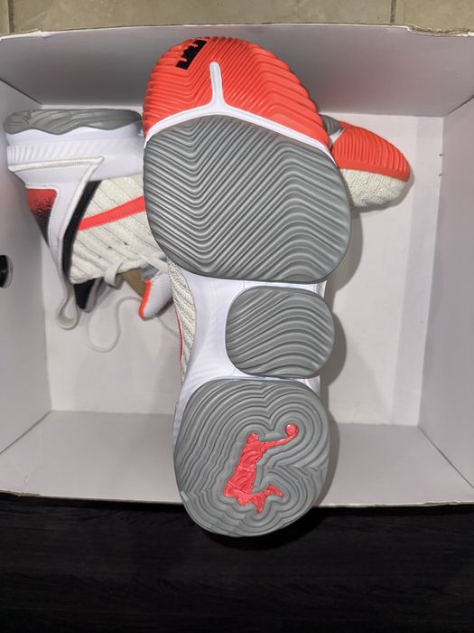 Баскетболни обувки Nike LeBron 16 "Air Tech Challenge Hot Lava White" - размер 44