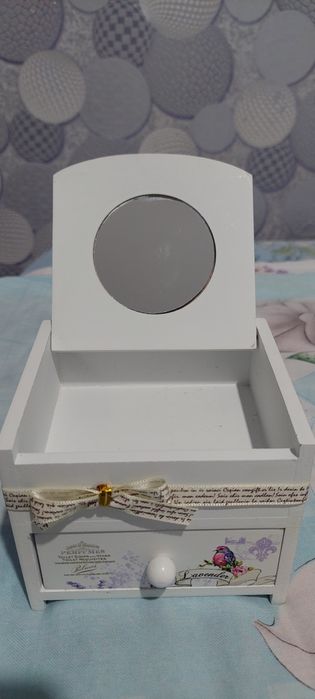 Шкатулка кішкентай сырғаға , сақинаға арналған