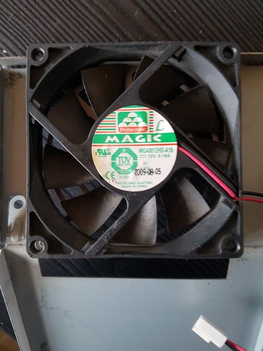 Vand ventilatoare mici sunt 10 cm si 15 cm  conectate cate 5