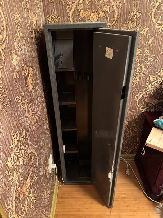 Продам сейф (высота 130см)