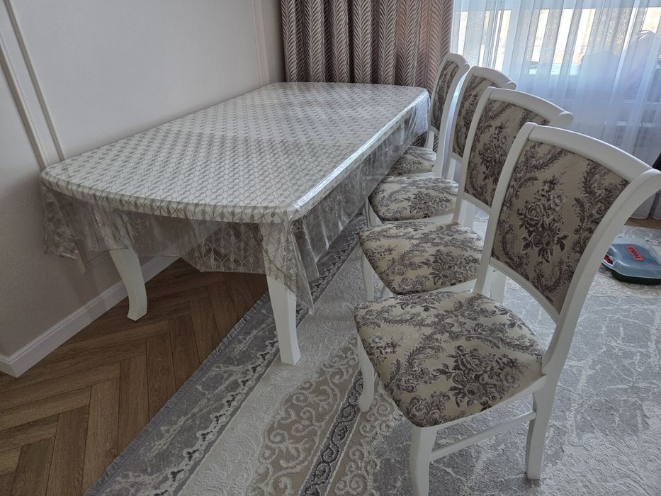 Гостевой стол со стульями