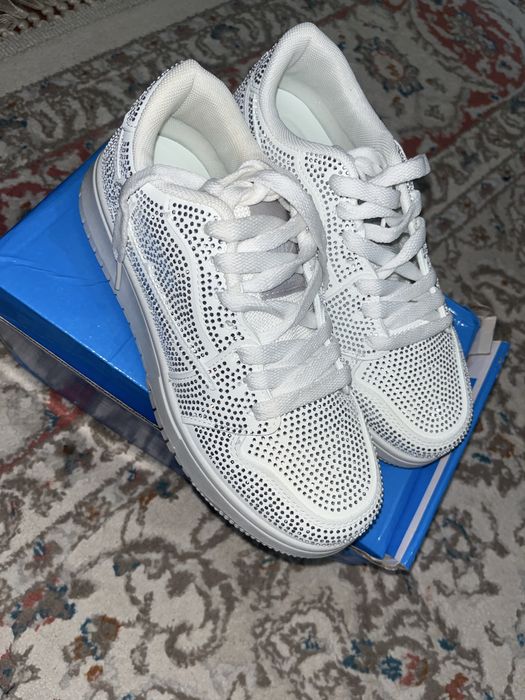 Стильные белые кроссовки со стразами (новые)
