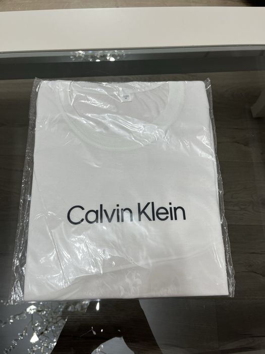 Продам футболки Calvin Klein