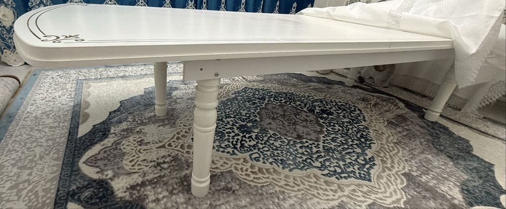 Продам белый стол в отличном состоянии