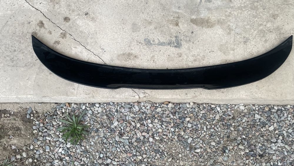 Накладка на багажник BMW F10 в хорошем состоянии цвет черный