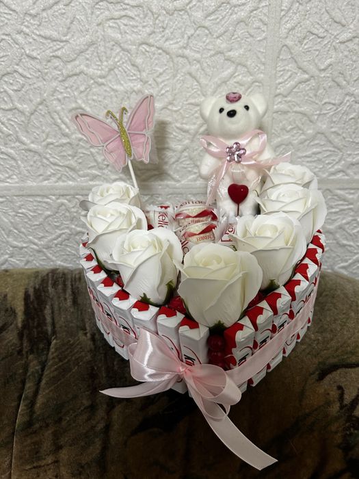 Aranjament dulciuri si trandafiri de sapun cadou