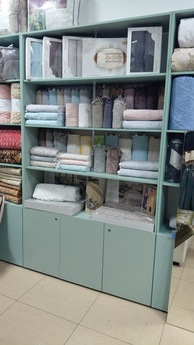 Продам торговое оборудование.Шкафы с полками