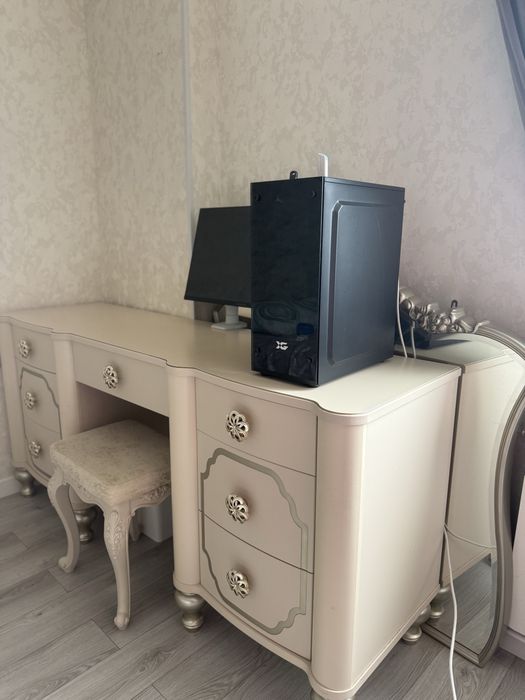 Продаю спальный гарнитур.