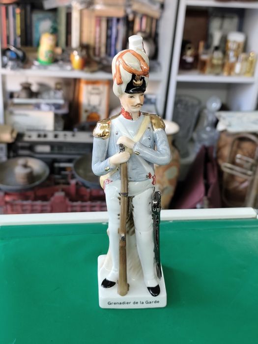 Порцеланова статуетка на войник