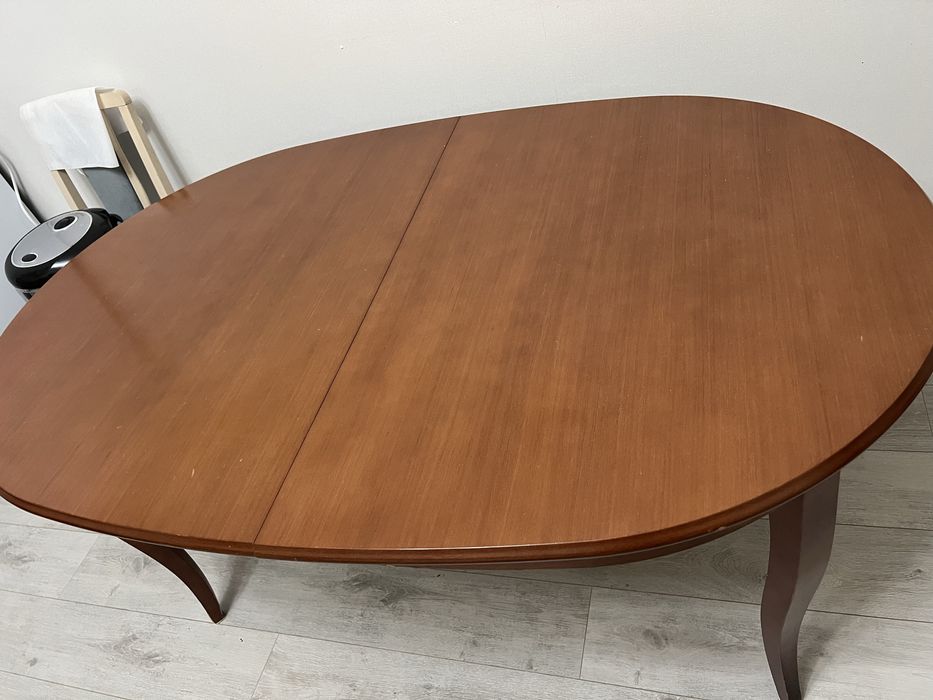 Продам стол в гостинную