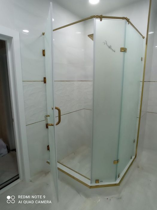 Стеклянные душевые кабины