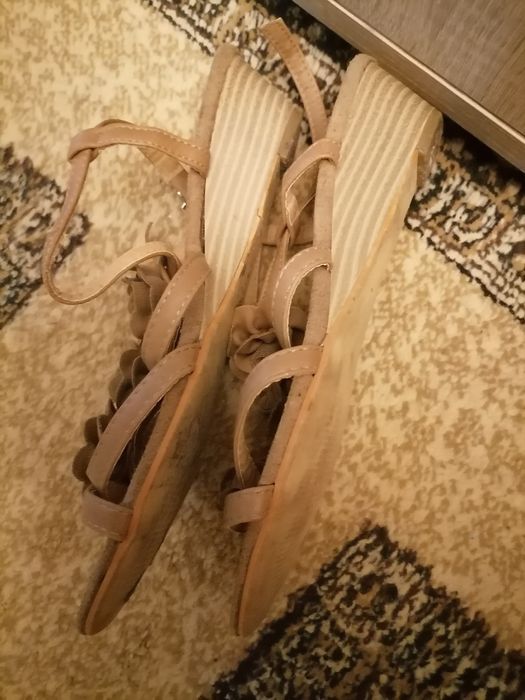 Сандали бежови 40 номер.