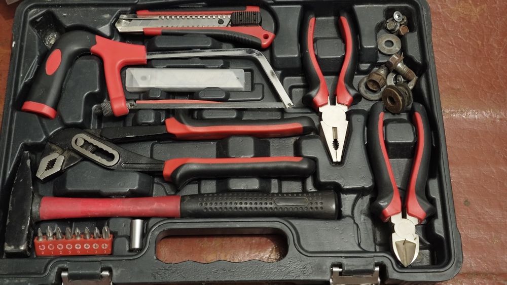 Набор инструментов в пластиковом чемодане