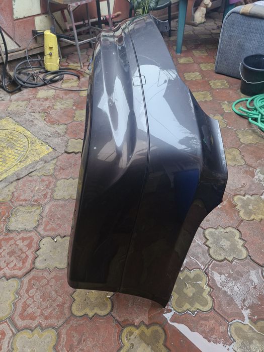 Bară spate bmw E 90 vopsită de 1 an..bara a fost nouă