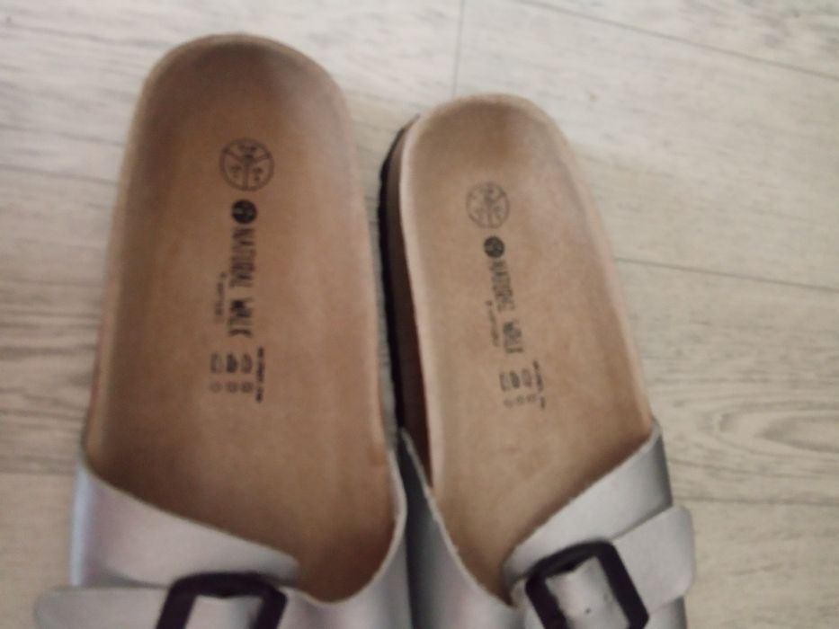 Женские шлепанцы.