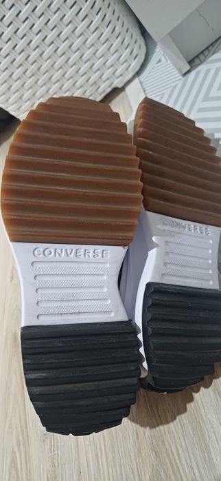 Продам брендовые кроссовки 40 размер