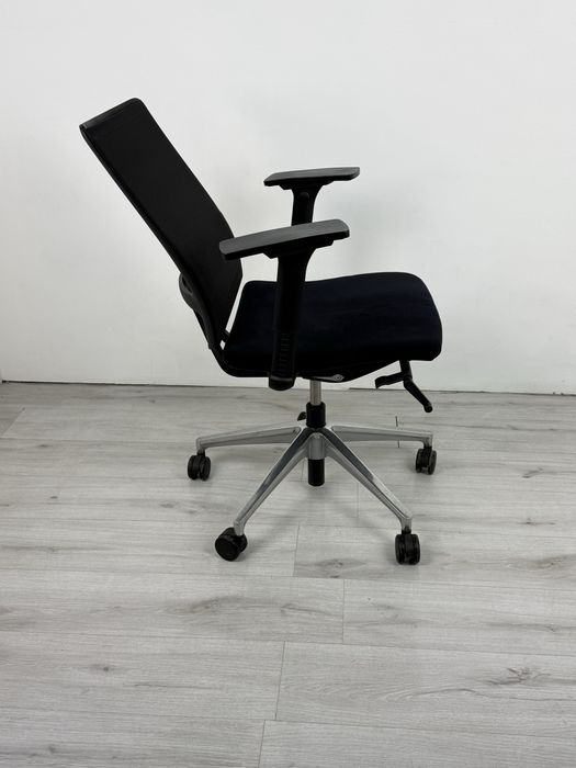 Ергономичен офис стол Sedus с синхронен механизъм и мрежеста облегалка