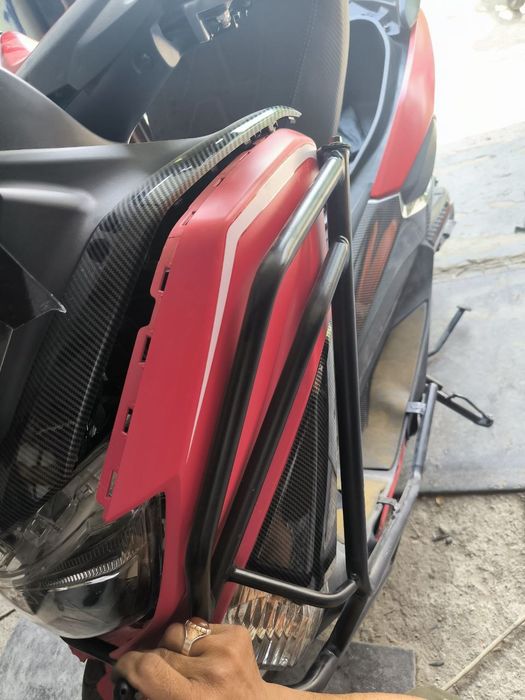 Скутер бензинли 50 кубли янги бир хафта миниб деворга урилган сотилади