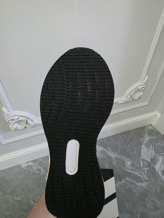 Продам кроссовки Adidas оригинал