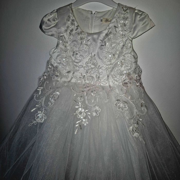 Rochita alba fetita 4-5 ani, serbare, miresica, fulg