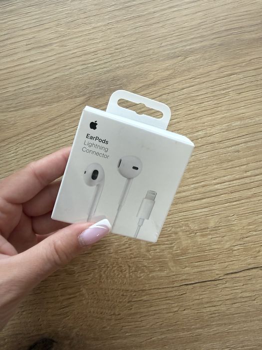 Оригинални Apple слушалки с lightning кабел.